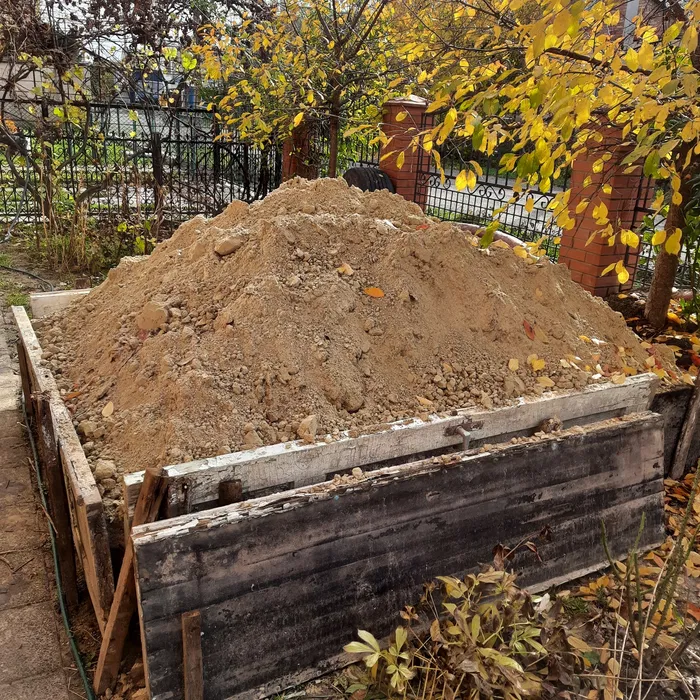 Глина (червона, суглинок, сипеться) 5+ м. куб. віддам (Безкоштовно)